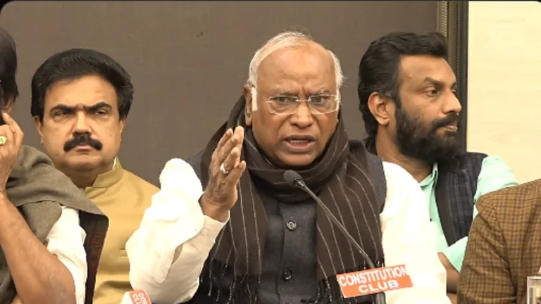 ट्रंप के बयान पर भारत में सियासी घमासान, खड़गे ने मोदी सरकार पर उठाए सवाल