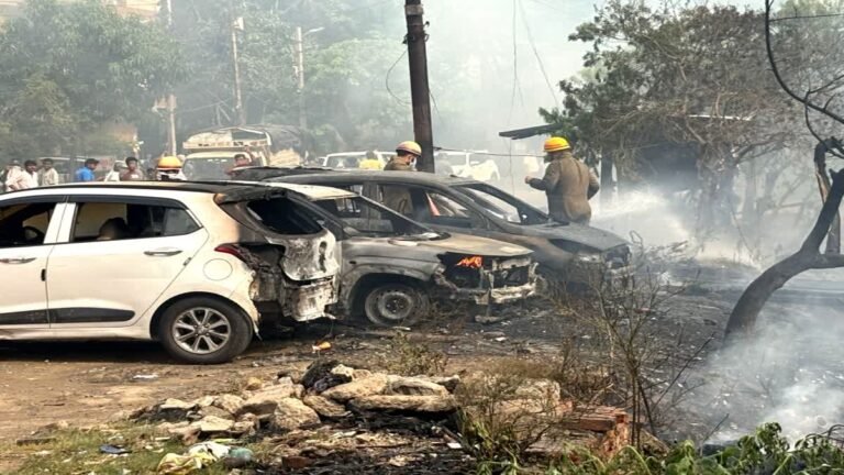 सिलेंडर ब्लास्ट से गाजियाबाद में आग का तांडव, वसुंधरा की 15 झुग्गियां राख; कई परिवार सड़क पर