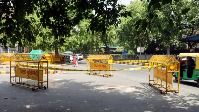 दिल्ली में NEET छात्रा की संदिग्ध मौत ने खड़े किए बड़े सवाल, पुलिस ने श्मशान घाट पहुंचकर रुकवाया अंतिम संस्कार