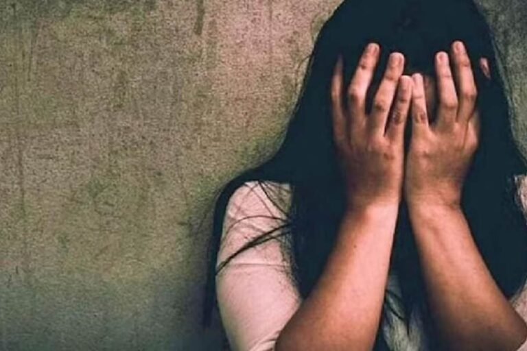 बेजान सड़क पर मानवता को झकझोर देने वाली वारदात: सीतामढ़ी में 11 वर्षीय मासूम से सरेराह दुष्कर्म, गुस्साए लोगों ने किया प्रदर्शन और आगजनी