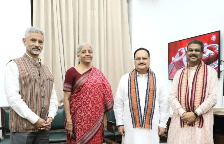 “न्यू इंडिया” की नई जवाबदेही का अनोखा स्टाइल : जवाब देने के समय गधे के सिंघ की तरह गायब होते मंत्री