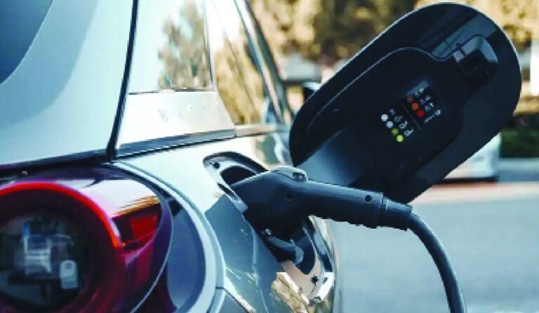 EV गाड़ियां और बैटरी क्रांति की ओर बढ़ता भारत : 2032 तक मांग 10 गुना बढ़ने का अनुमान… पेट्रोल का विकल्प कितना उपयोगी?