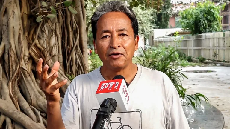 लद्दाख पर फिर शुरू होगी निर्णायक बातचीत: सोनम वांगचुक समेत प्रतिनिधिमंडल की गृह मंत्रालय से बैठक, राज्य का दर्जा और छठी अनुसूची फिर केंद्र में