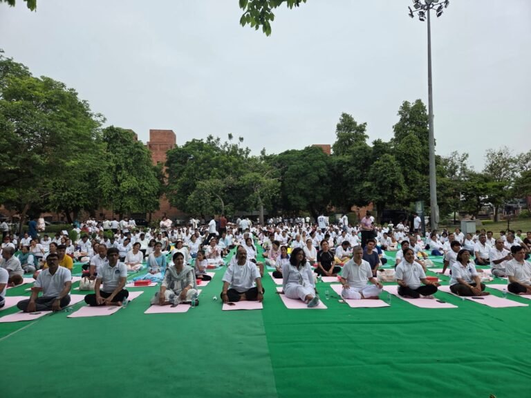 योगमय भारत का संदेश: अंतरराष्ट्रीय योग दिवस पर हजारों लोगों ने किया सामूहिक योगाभ्यास