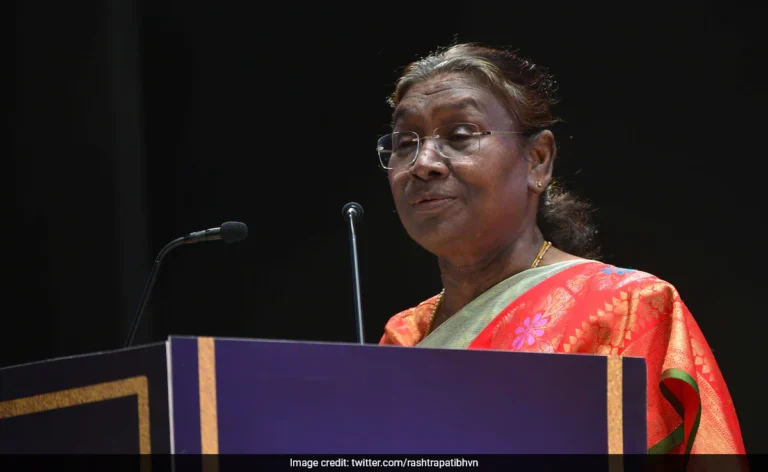 राष्ट्रपति मुर्मू का युवाओं से आह्वान: शिक्षा और तकनीक के बल पर गढ़ें विकसित और आत्मनिर्भर भारत