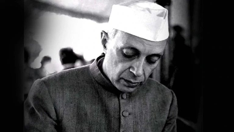 नेहरू को छोटा करने की राजनीति और इतिहास से छेड़छाड़ का संकट