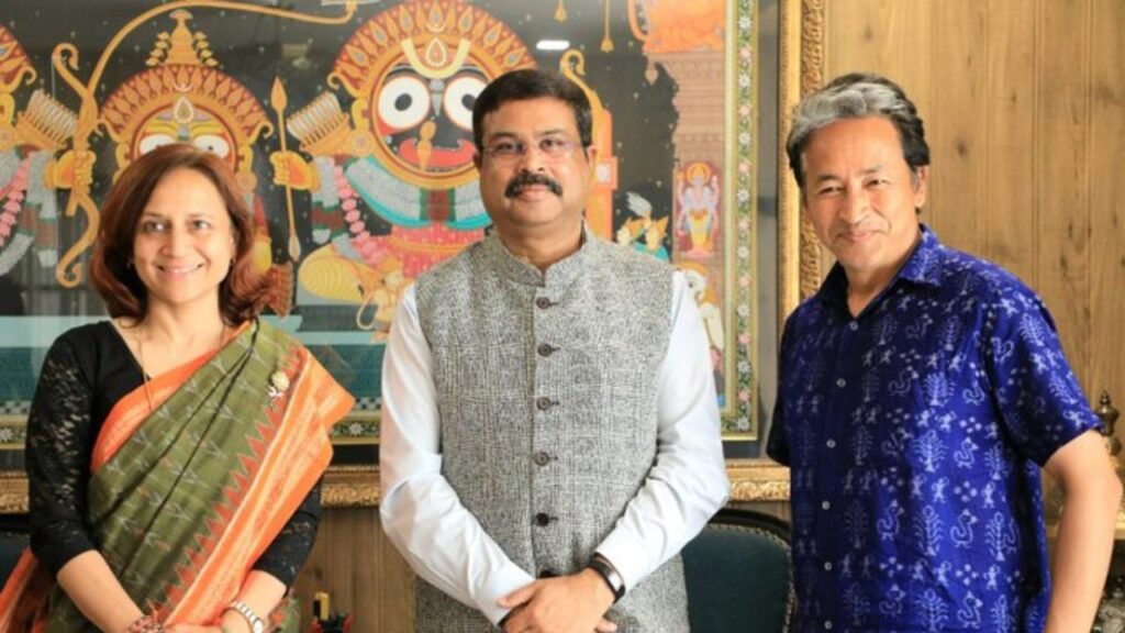 ‘धर्मेंद्र प्रधान हटें तो स्मृति ईरानी नहीं’: AAP का BJP पर तंज, सोनम वांगचुक को शिक्षा मंत्री बनाने की मांग