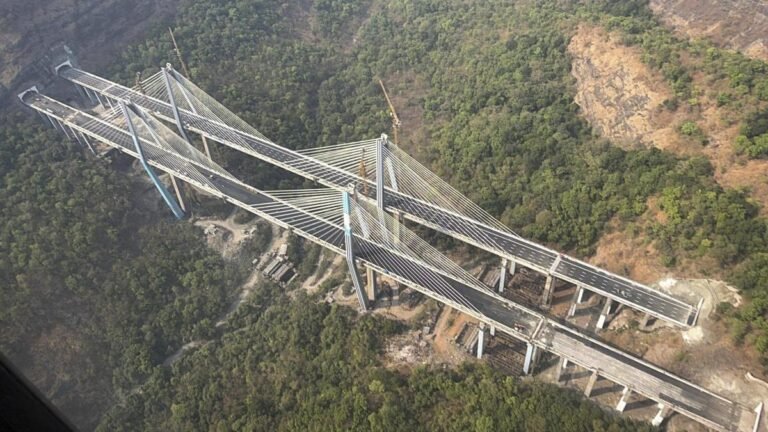मुंबई-पुणे मिसिंग लिंक पर सवाल: ₹7,000 करोड़ की परियोजना पहली बारिश में क्यों लड़खड़ाई?