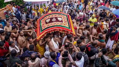पुरी रथ यात्रा में भगदड़ जैसी स्थिति, 2 श्रद्धालुओं की मौत; 100 से अधिक घायल, दो की हालत गंभीर