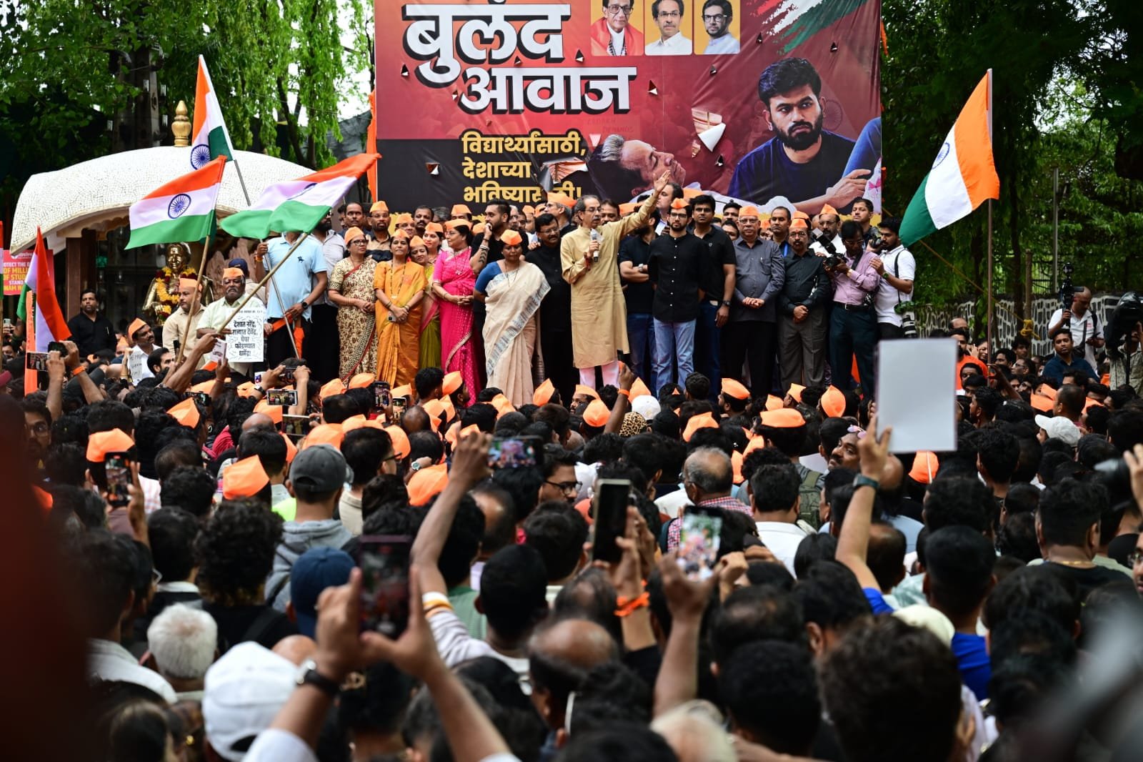 सोनम वांगचुक के समर्थन में सड़क पर उतरे उद्धव ठाकरे, बोले- जवाबदेह नहीं, उसे बदलने की लड़ाई शुरू होनी चाहिए