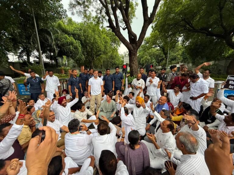 PM आवास के बाहर राहुल-अखिलेश धरने पर अड़े, कांग्रेस नेताओं को हिरासत में लिया; विपक्ष ने शिक्षा मंत्री के इस्तीफे की मांग तेज की