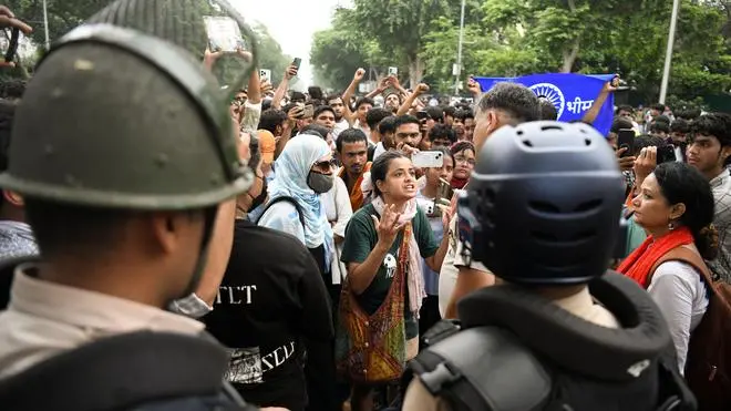 ऐशे घोष की गिरफ्तारी की कोशिश का आरोप: AKG भवन पहुंची दिल्ली पुलिस, SFI के विरोध के बाद लौटी वापस