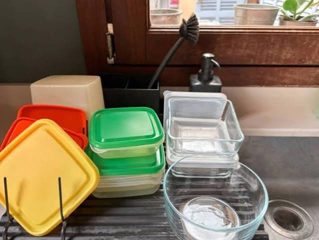 लंच बॉक्स के ढक्कन पर काले धब्बे पड़ रहे हैं? इन्हें नजरअंदाज करना पड़ सकता है भारी