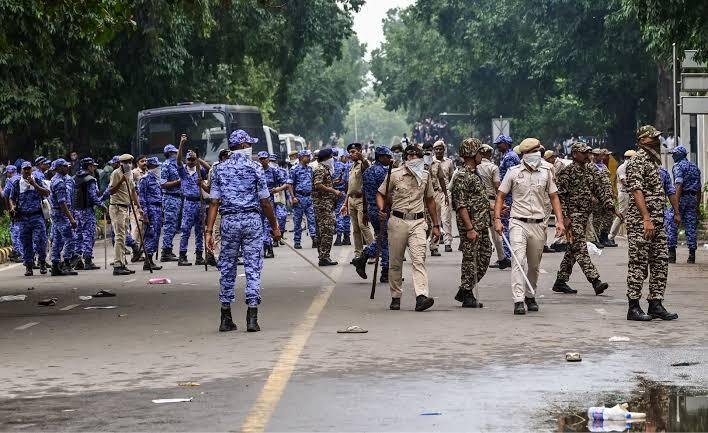 धर्मेंद्र प्रधान के इस्तीफे के तुरंत बाद एक्शन, जंतर-मंतर खाली कराने पहुंची पुलिस और पैरामिलिट्री फोर्स