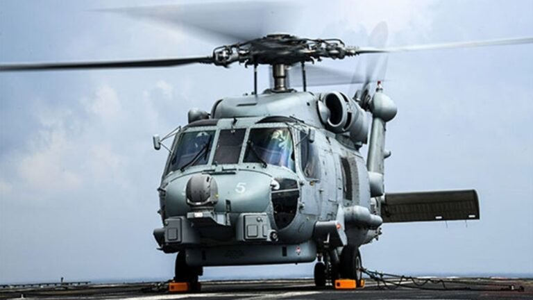 भारतीय नौसेना को अमेरिका से मिला एक और MH-60R सीहॉक हेलिकॉप्टर, पनडुब्बी रोधी ताकत हुई और मजबूत