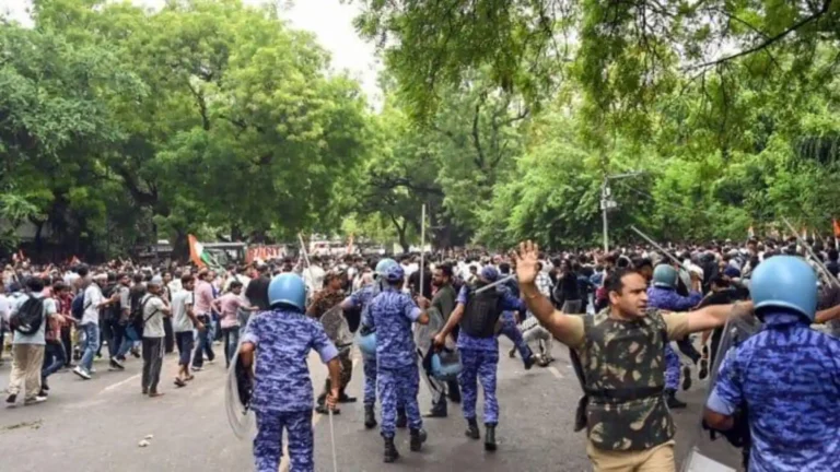 ‘चलो संसद’ मार्च पर बवाल: लाठीचार्ज, आंसू गैस और सरकार से बातचीत के बीच दिनभर हाई-वोल्टेज ड्रामा