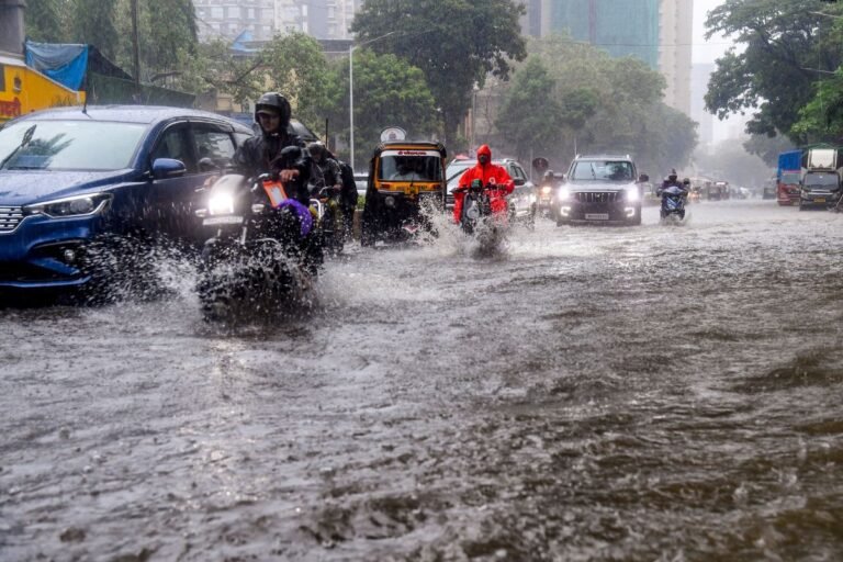 बारिश का कहर: मुंबई में इमारत ढही, 6 की मौत; कई राज्यों में रेड और ऑरेंज अलर्ट