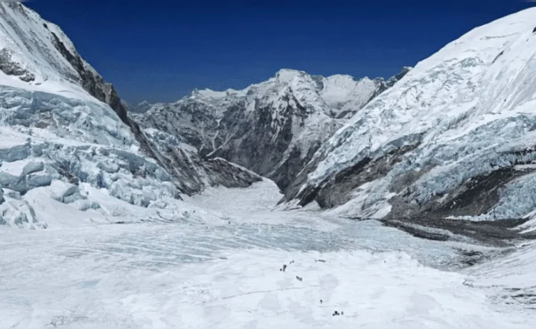 हिमालय के ग्लेशियर दे रहे थे खतरे की घंटी, नेपाल की तबाही ने बढ़ाई चिंता