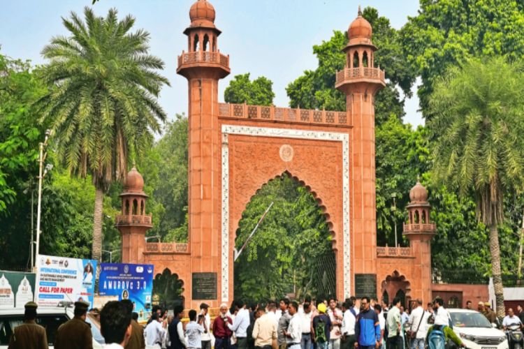 AMU की जमीन पर टकराव थमा, DM का बड़ा आदेश—फैसला आने तक यथास्थिति कायम