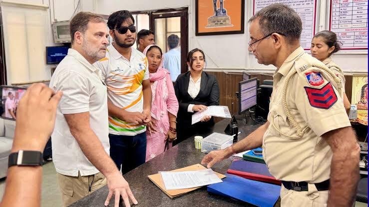 पैलेट गन पीड़ित को लेकर संसद मार्ग थाने धरने पर बैठे राहुल गांधी, FIR की मांग; सरकार फिर घिरी