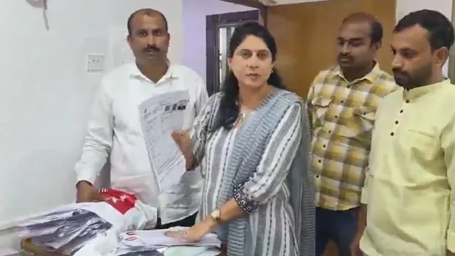 नवी मुंबई में BJP कार्यकर्ता 3,400 SIR फॉर्म की फोटोकॉपी करते पकड़ा गया, 5 BLO निलंबित