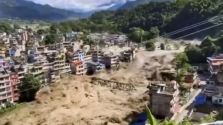 नेपाल में तबाही: 100 से अधिक लोगों की मौत; सैकड़ों लापता; 105 भारतीयों पर संकट, बिहार-UP हाई अलर्ट